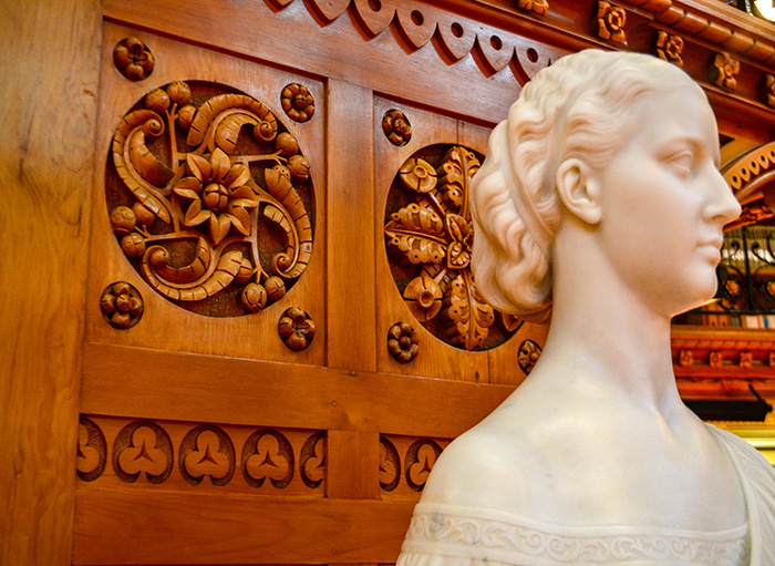 Sculpture et rosette