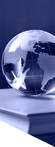 Globe terrestre pos&eacute; sur une pile de livres