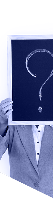 Personne qui tient un tableau noir devant son visage avec un point d&rsquo;interrogation marqu&eacute; dessus