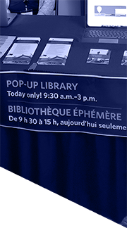 Table de kiosque de pr&eacute;sentation avec des produits de la Biblioth&egrave;que du Parlement