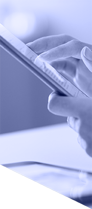 Personne se servant d&rsquo;un t&eacute;l&eacute;phone cellulaire avec une tablette &agrave; c&ocirc;t&eacute; d&rsquo;elle