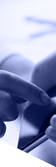 Personne se servant d&rsquo;un t&eacute;l&eacute;phone cellulaire