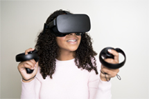 Femme portant des lunettes de r&eacute;alit&eacute; virtuelle
