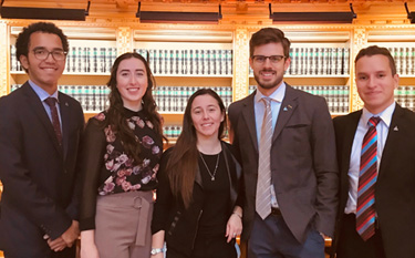 Stagiaires photographi&eacute;s dans la Biblioth&egrave;que principale