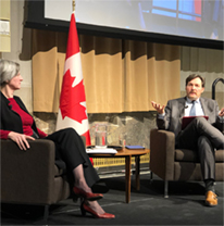 La biblioth&eacute;caire parlementaire en conversation avec le tr&egrave;s honorable Richard Wagner, juge en chef du Canada