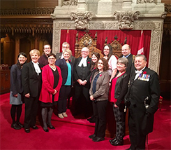 Participants du Forum des enseignantes et des enseignants en compagnie du Pr&eacute;sident et d&rsquo;employ&eacute;s du S&eacute;nat