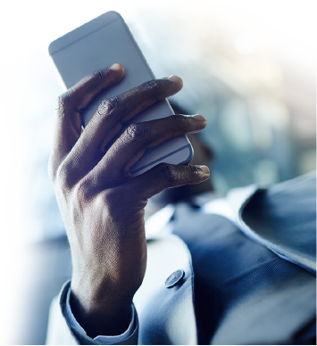 Image d&rsquo;une personne avec un t&eacute;l&eacute;phone cellulaire en main