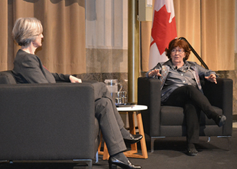 Photographie de la biblioth&eacute;caire parlementaire, Heather Lank, en conversation avec l&rsquo;honorable Louise Arbour