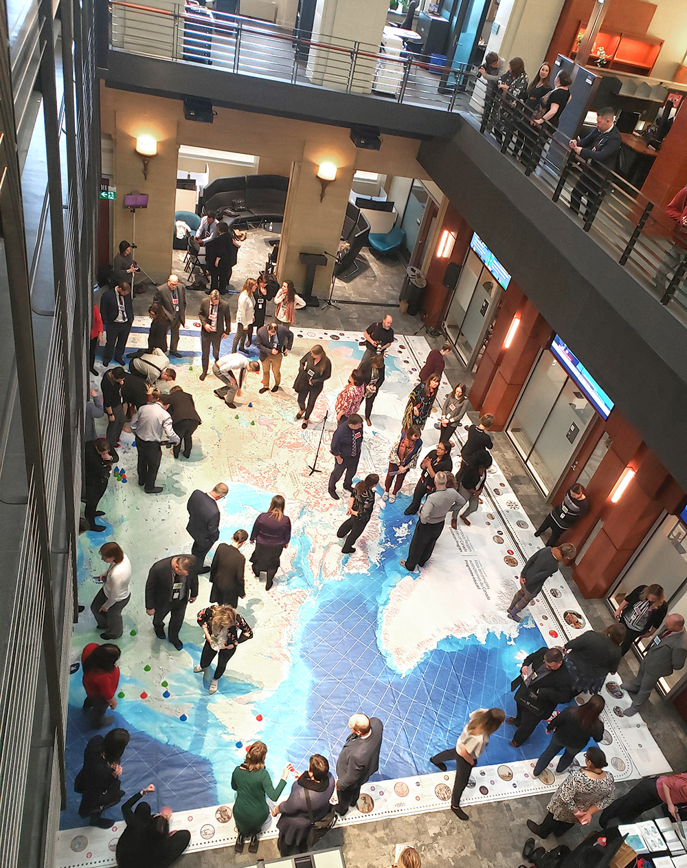 Image de participants &agrave; une activit&eacute; de groupe organis&eacute;e dans le cadre du Forum des enseignantes et des enseignants sur la d&eacute;mocratie parlementaire canadienne dans la Biblioth&egrave;que principale provisoire