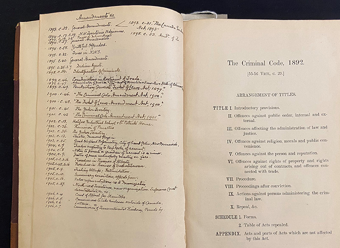 Gardes en papier marbré et dos de reliure en cuir estampé à l’or du titre Criminal Code, 1892.