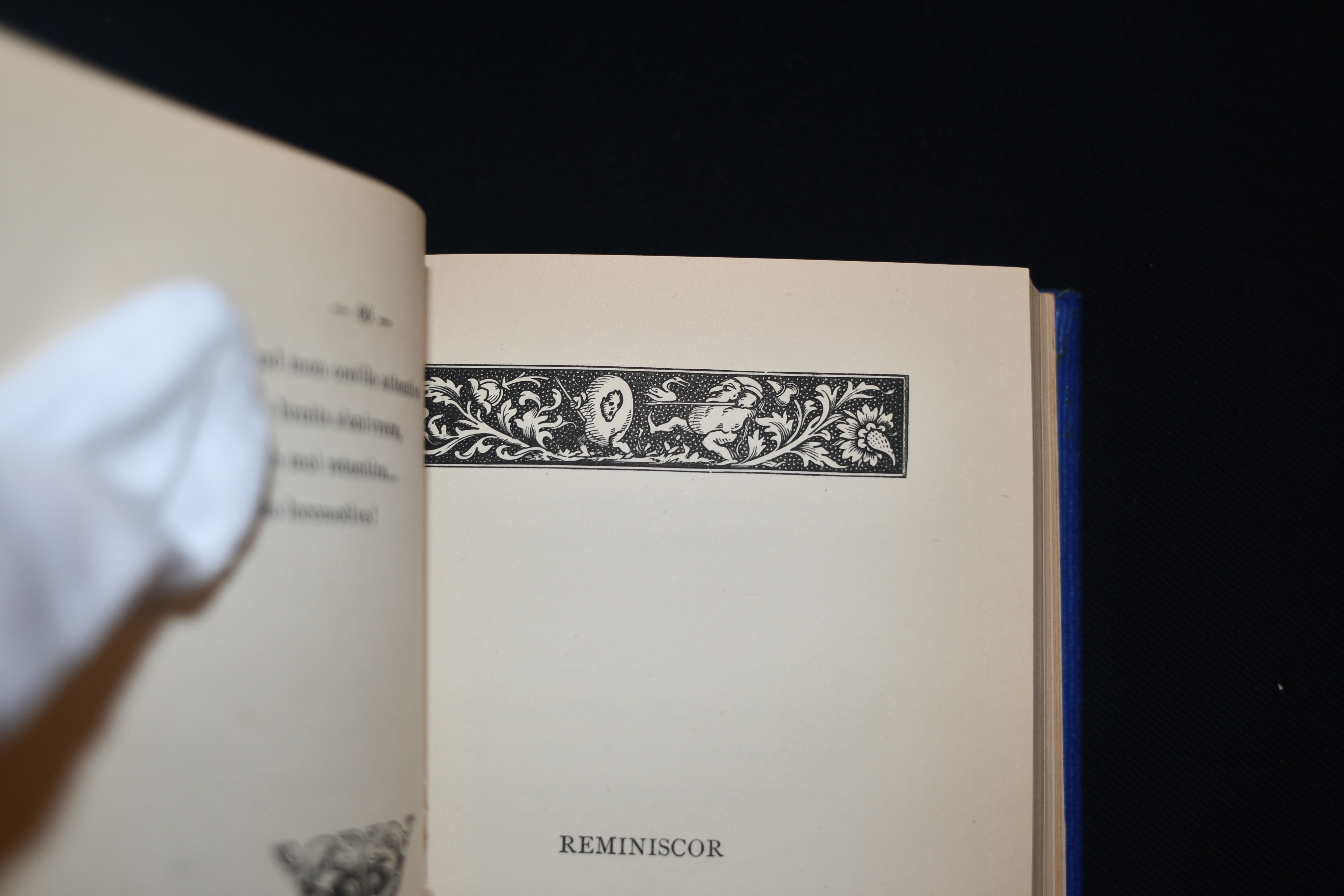 En-tête décoratif en noir et blanc au début du poème