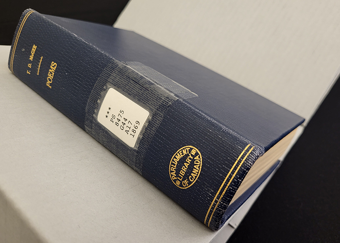 livre fermé couché sur lutrin