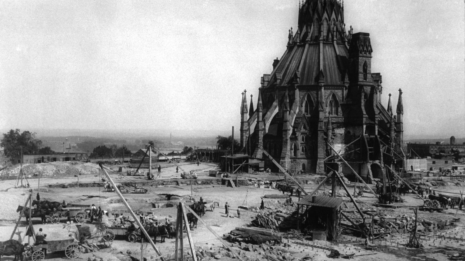 Photographie en noir et blanc datée du 15 août 1916 montrant la reconstruction de l’édifice du Centre.