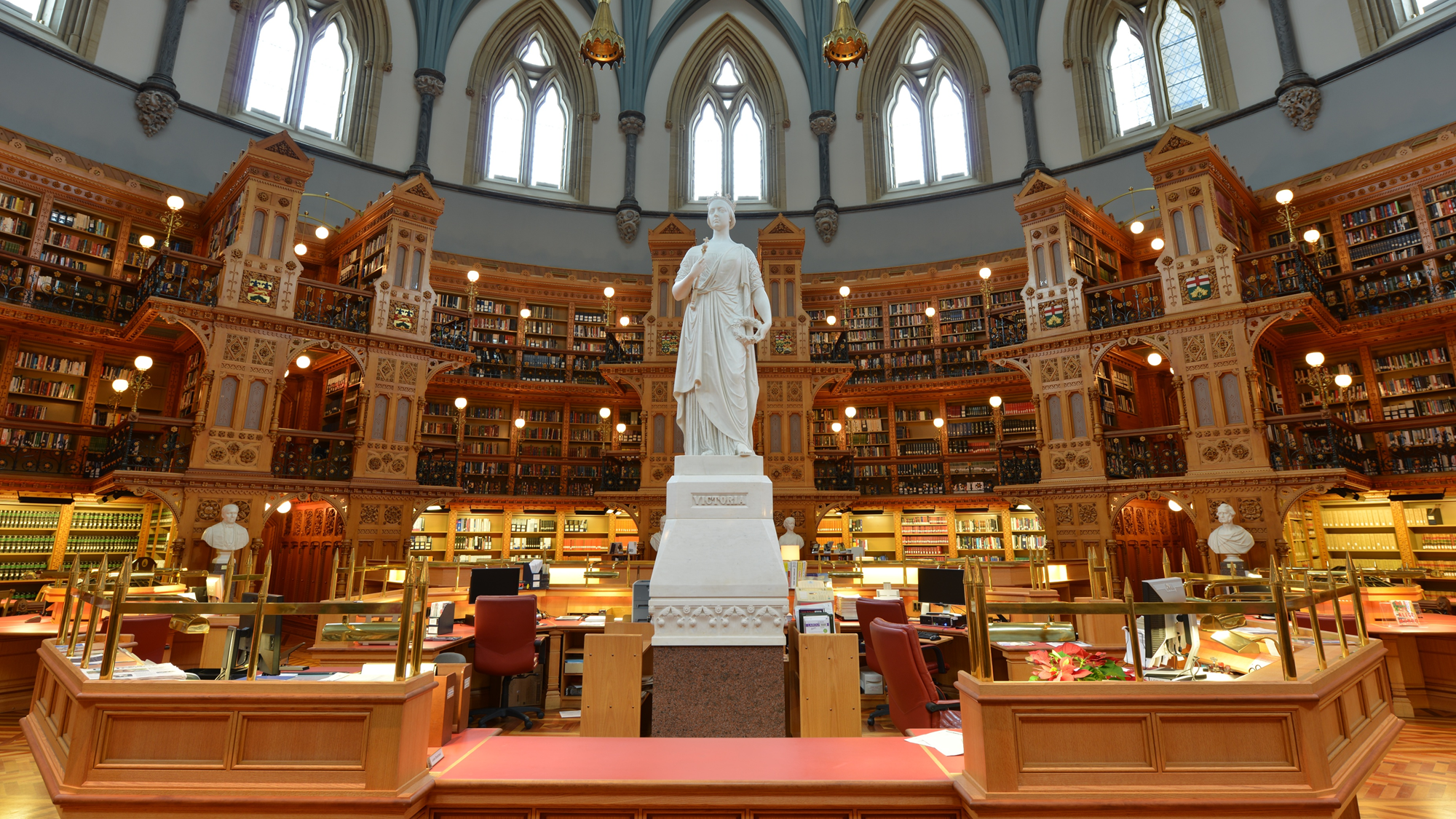 Vue intérieure de la salle de lecture de la Bibliothèque du Parlement.