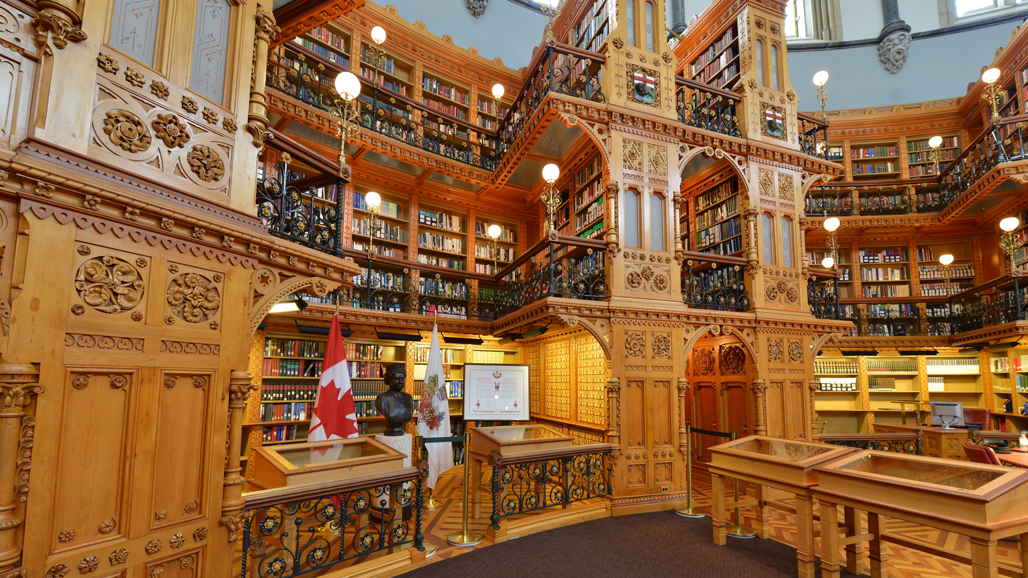 Vue intérieure des rayonnages de la Bibliothèque du Parlement.